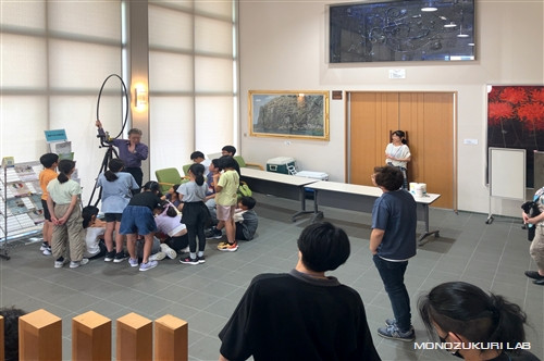 小学生が無給電ラジオの電波発電実験を見学する様子